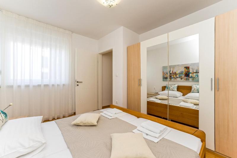 Summer Breeze Pool Apartments - image 10