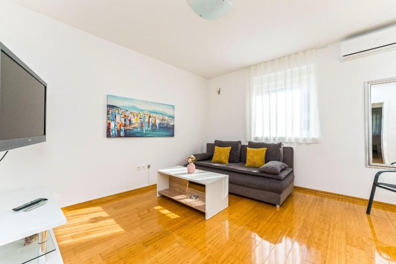 Summer Breeze Pool Apartments - image 30