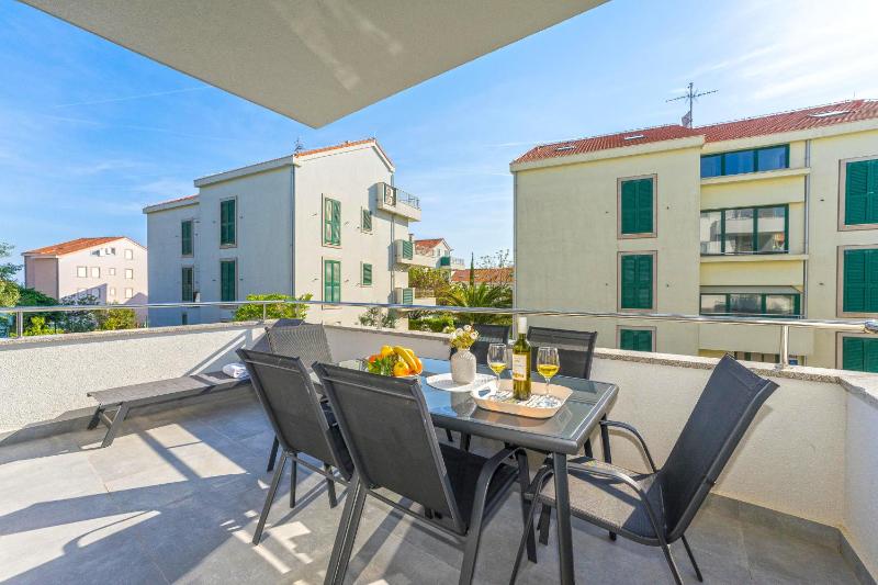 Summer Breeze Pool Apartments - image 25