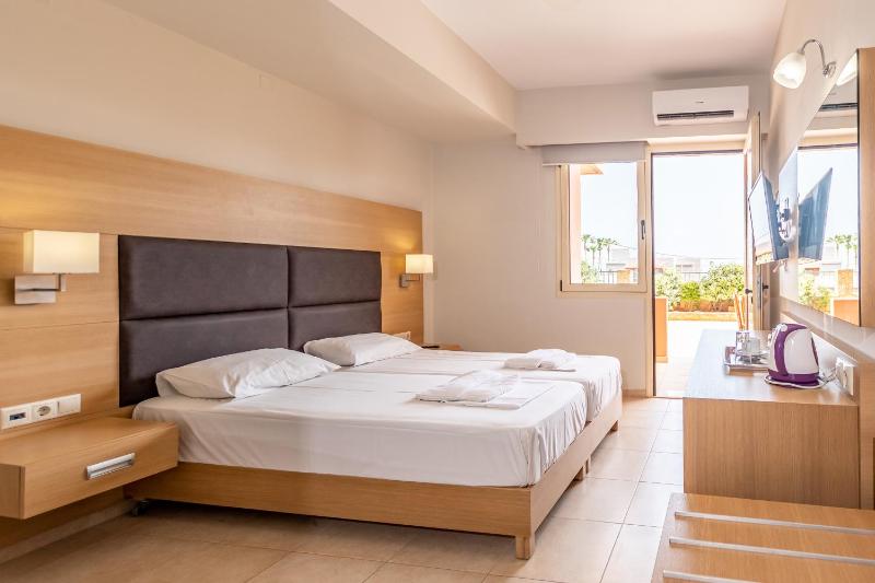 Superior Triple Room image 4