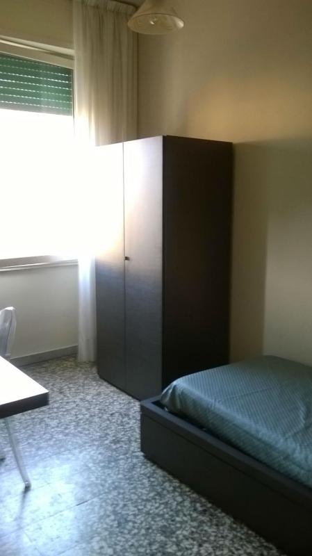 Single Room with Shared Bathroom image 3