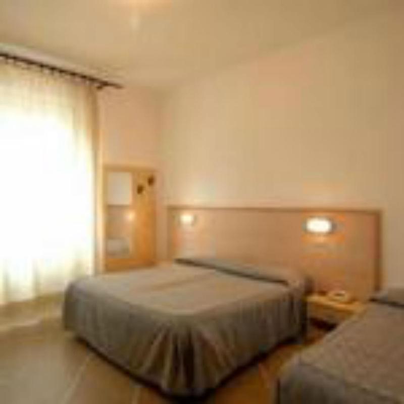 Triple Room with Shared Bathroom image 2