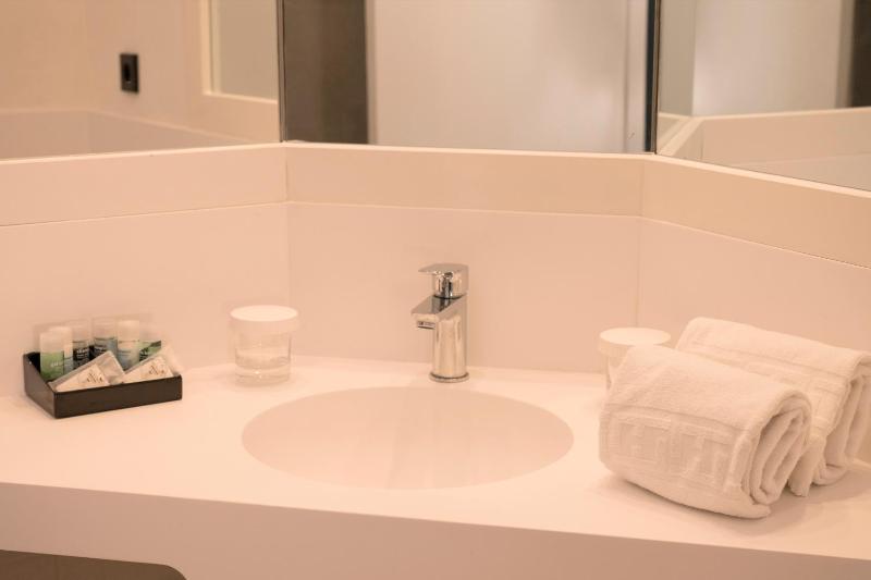  Deluxe Room with balcony and Partial Sea View image 4