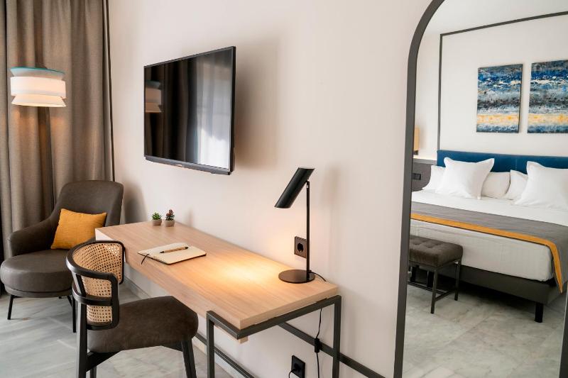 Superior Double Room with Lateral Sea View image 4