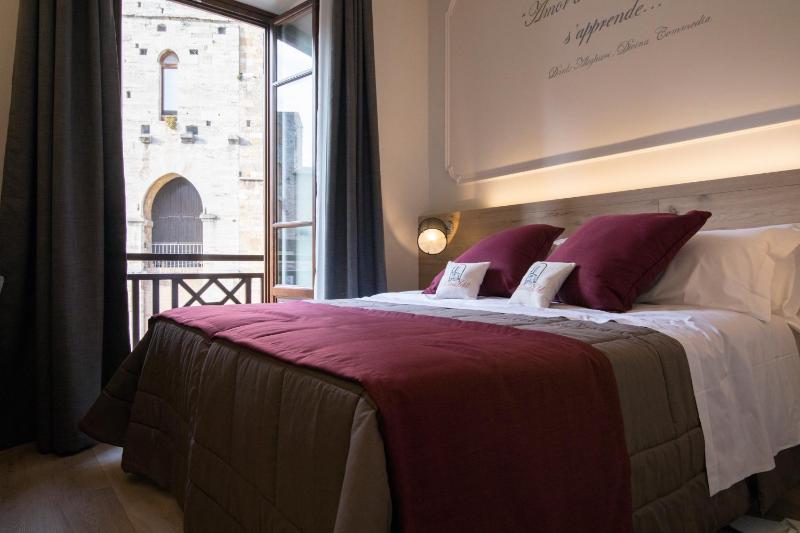 Double or Twin Room with Balcony Square View image 3