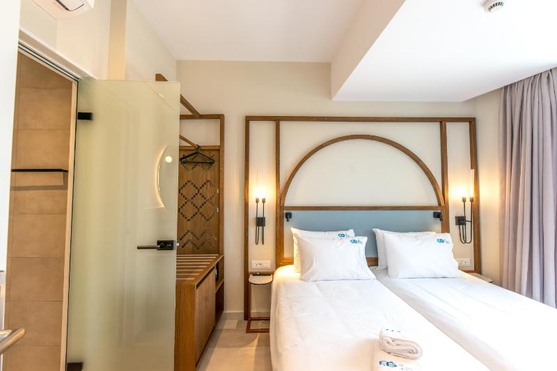 Twin Room with Balcony image 4