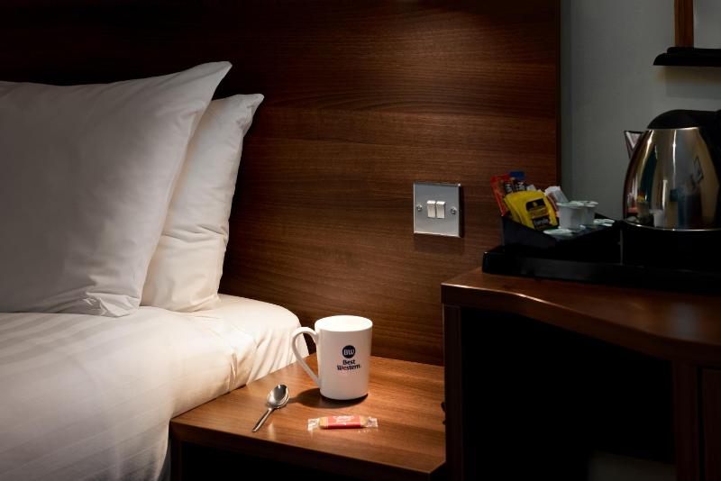 Standard Family Room with One Double and One Single Bed image 3