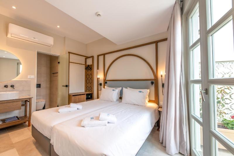 Twin Room with Balcony image 3