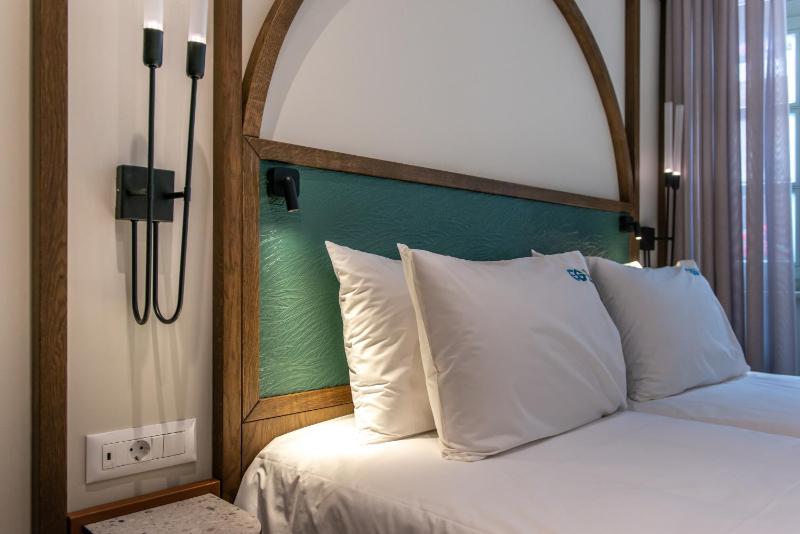 Mini- Suite with Balcony image 3