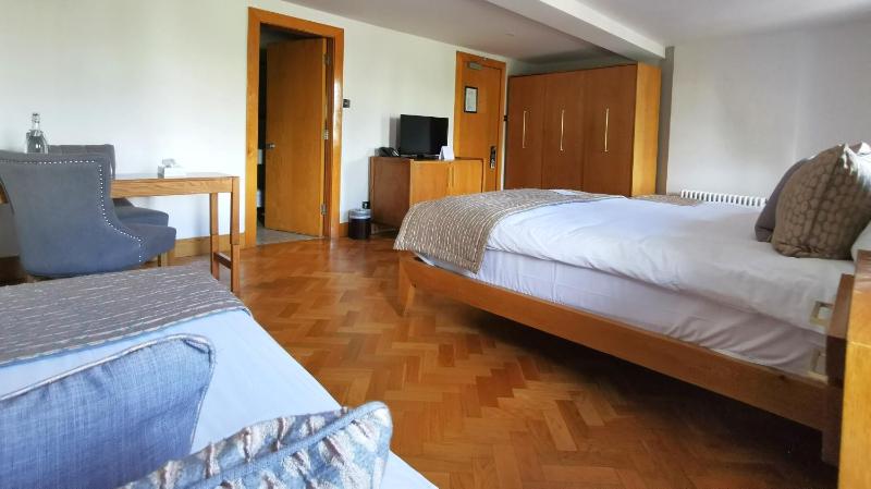 Deluxe Triple Room image 3