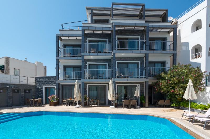 Apartment with Pool View  image 4