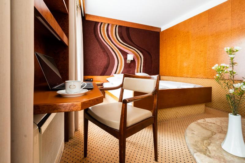 Standard Double Room image 3