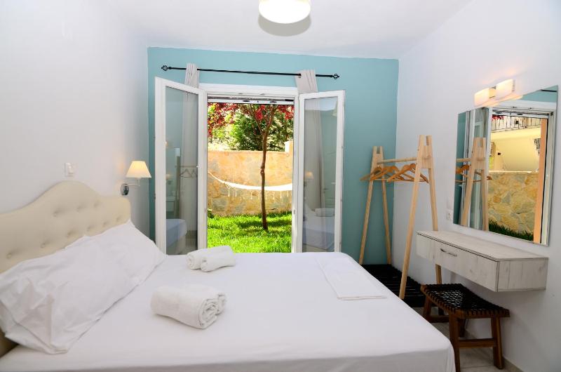 Deluxe One-Bedroom Apartment image 1
