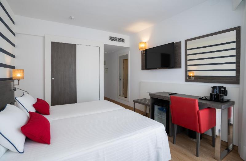 Twin Room with Balcony image 3