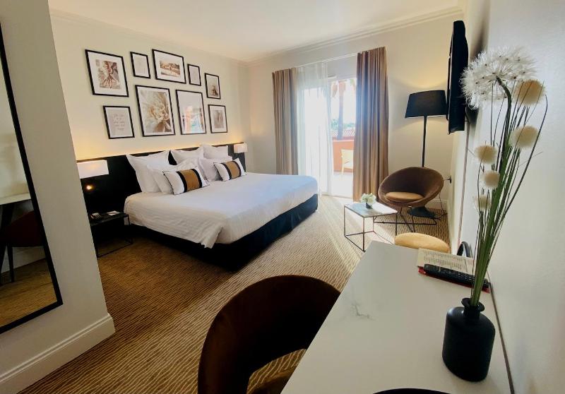Comfort Double Room with Terrace Golf View heated swimming pool access - free parking image 1