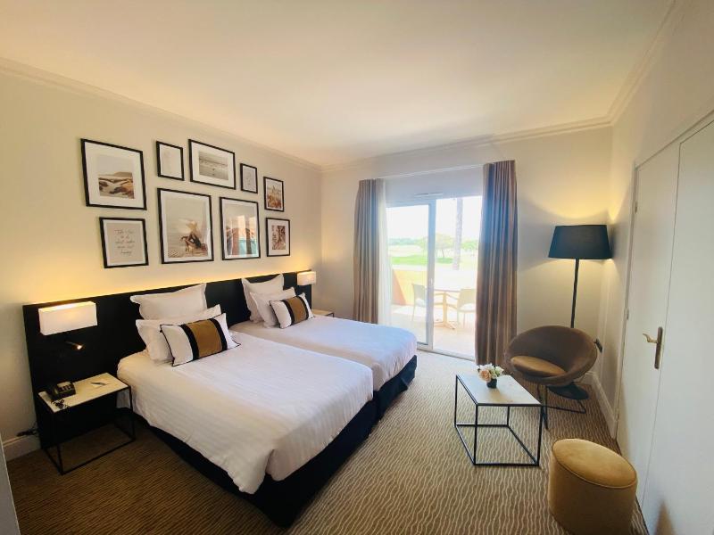 Comfort Double Room with Terrace Golf View heated swimming pool access - free parking image 3