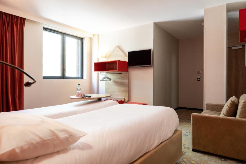 Standard Twin Room image 2