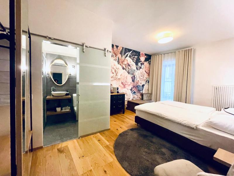 Double Room image 3