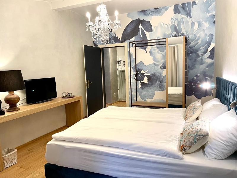 Double Room with Balcony image 3
