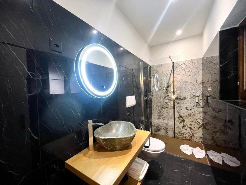 Double Room with Balcony image 4