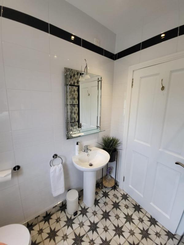 Twin Room with Bathroom image 4