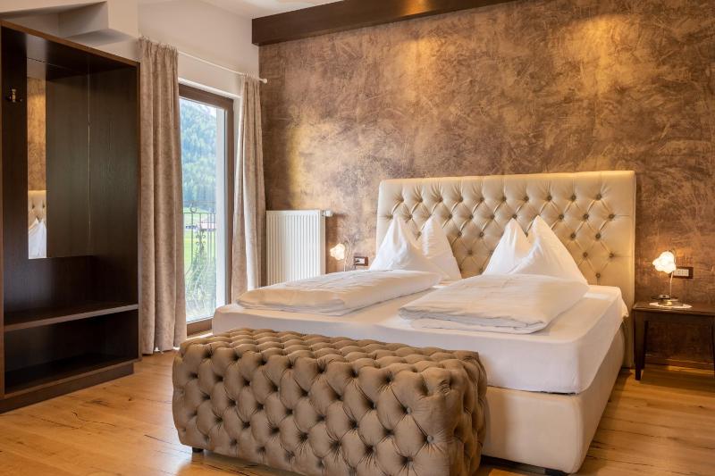Deluxe Double Room image 1