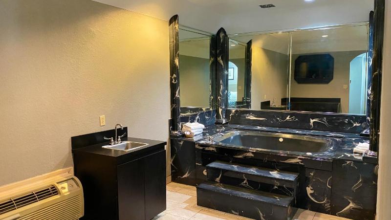 King Suite with Jacuzzi  image 1
