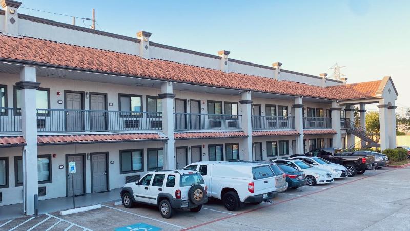 Island Suites Hobby Airport - image 3