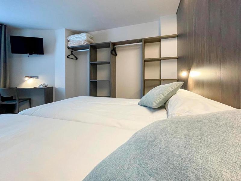 Twin Room image 3