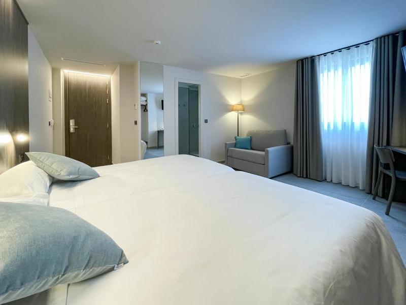 Twin Room image 4
