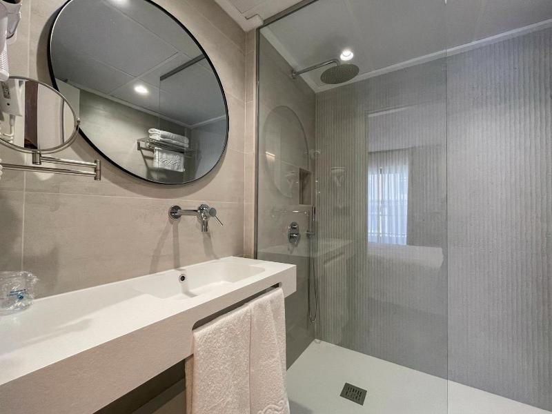Hotel Quatre Llunes - image 7