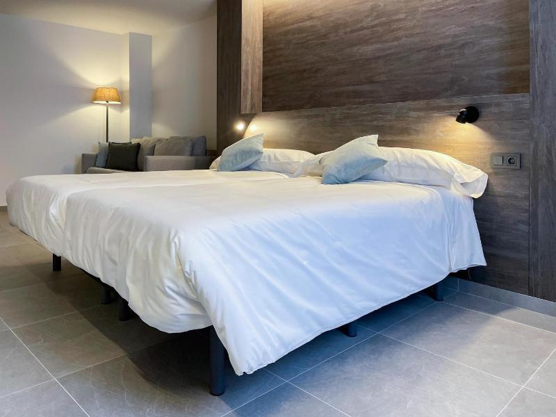 Twin Room image 2