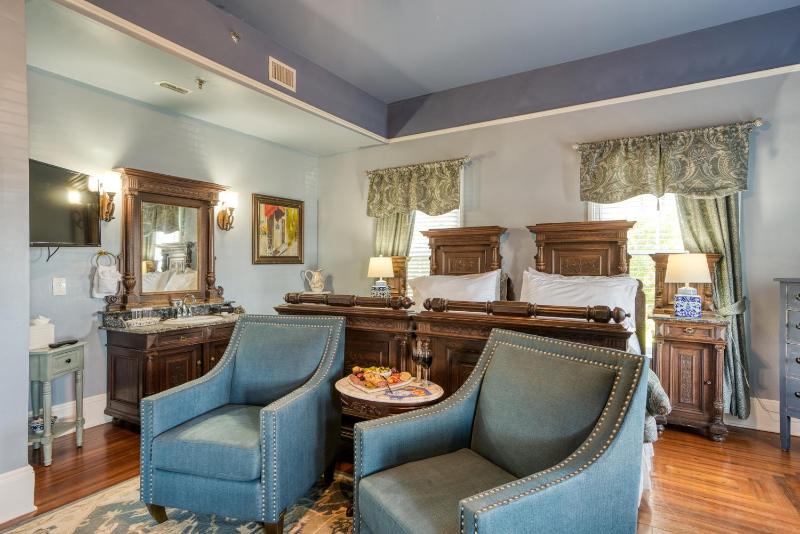 King Room with Walk-in Shower - Menendez image 3