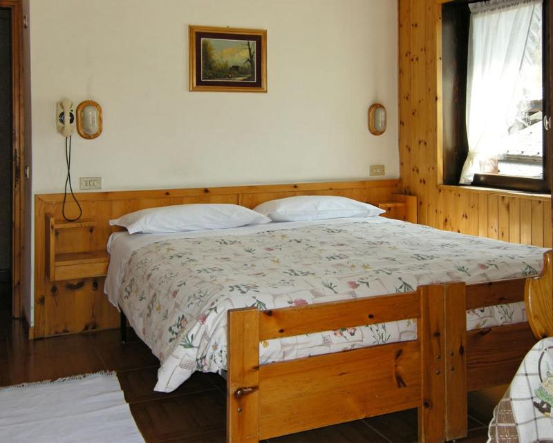 Double or Twin Room with Balcony image 4