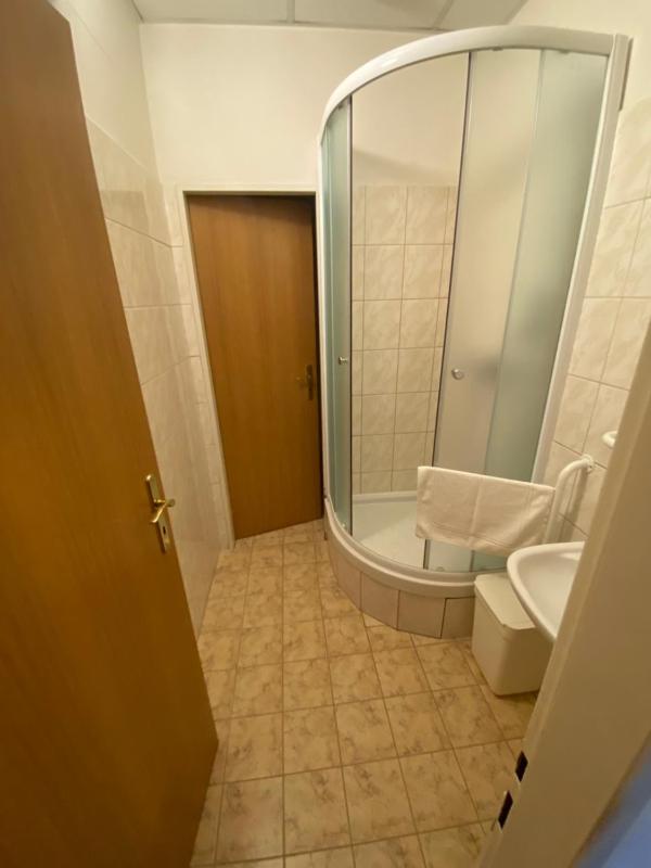 Business Single Room image 3