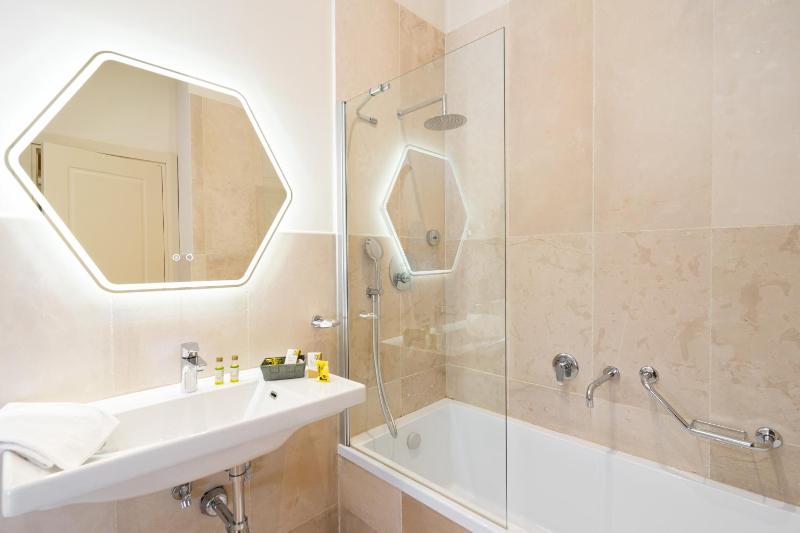 Deluxe Double Room with Balcony and Sea View image 2