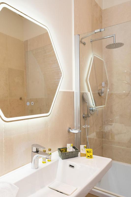 Deluxe Double Room with Balcony and Sea View image 3