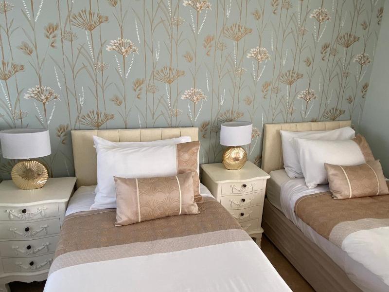 Twin Room image 3