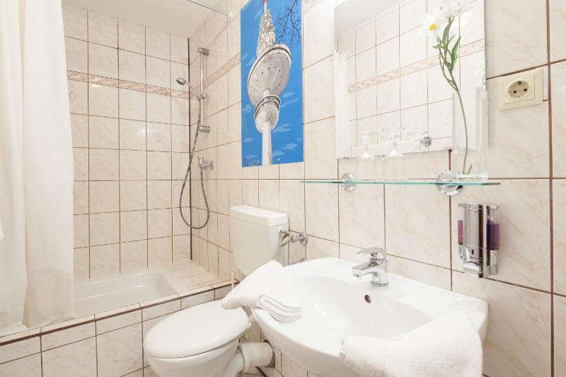 Family Room (4 Adults) image 2