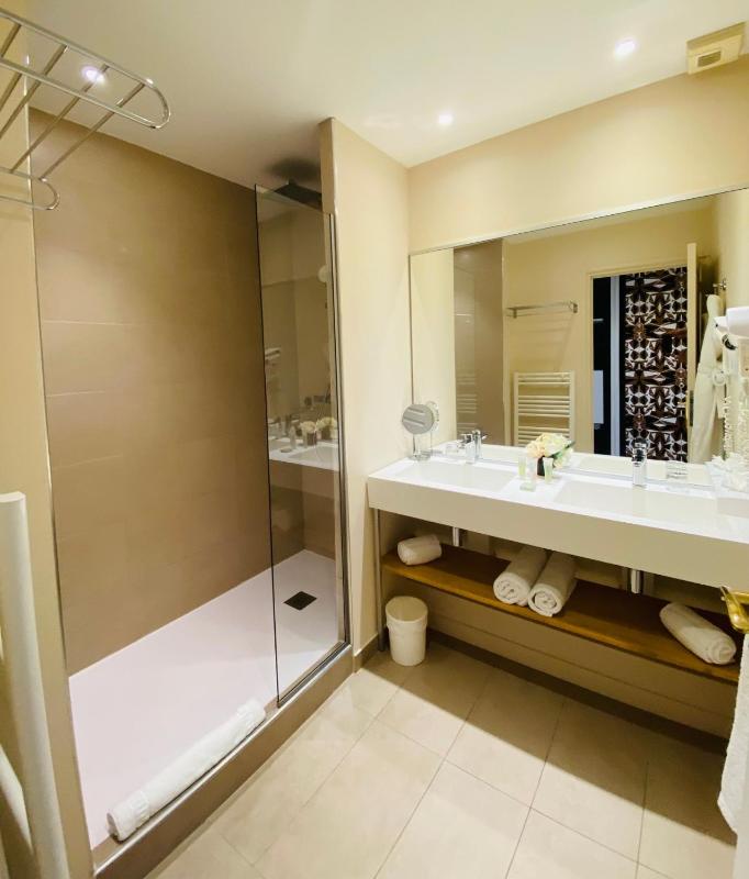 Comfort Double Room De Luxe with Terrace and heated swimming pool access - free parking image 4
