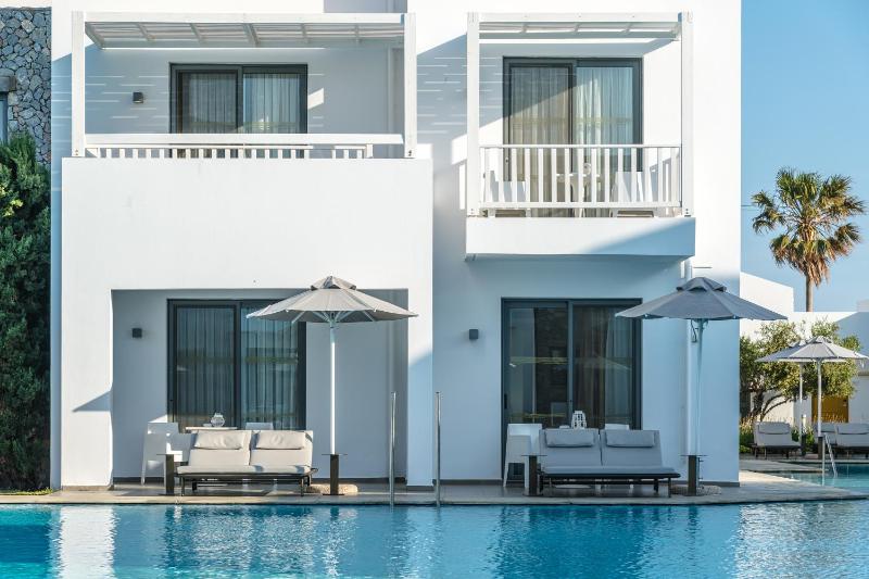 Superior Front Pool Room Swim-up image 2