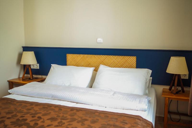 Standard Triple Room image 2