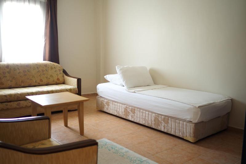Standard Triple Room image 4