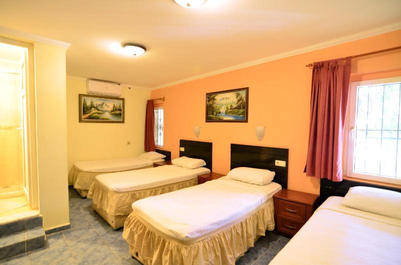 Standard Quadruple Room image 4