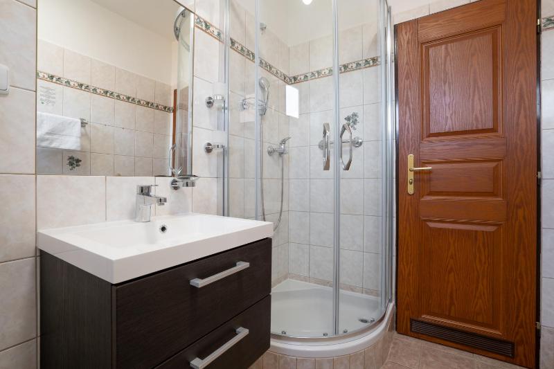 Triple Room with Balcony image 4