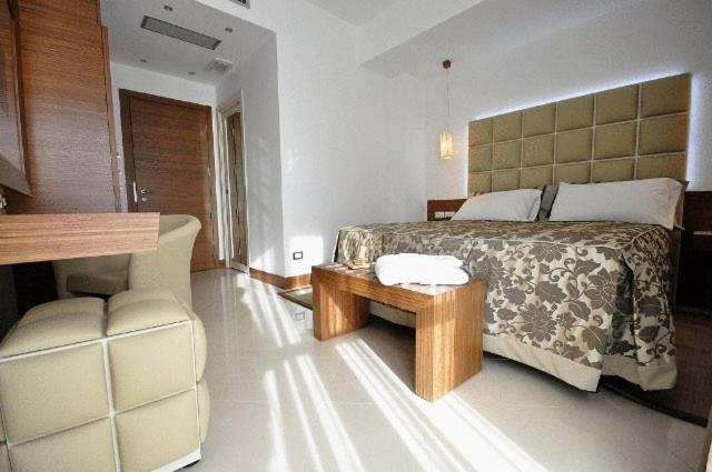 Double or Twin Room image 4