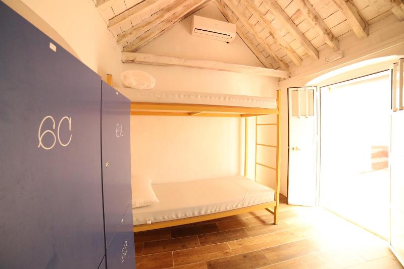 Wake up in Tarifa Hostel & Restaurant Lounge - image 20