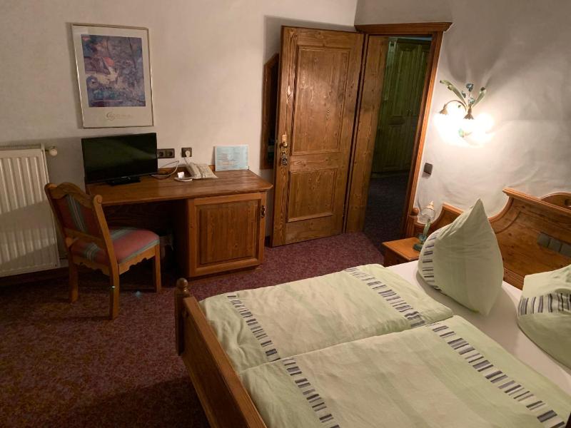 Small Single Room image 3