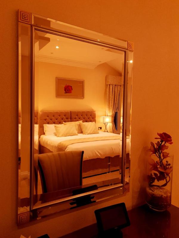 Standard King Room image 3