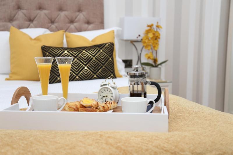 Standard King Room image 4